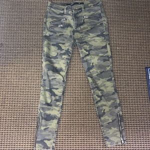 Francesca’s Camo Jeans🎣